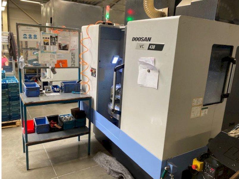 Widok z przodu maszyny Doosan VC 430