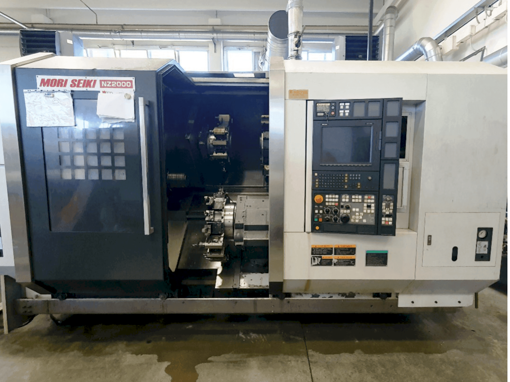 Widok z przodu maszyny MORI SEIKI NZ2000 T3Y3