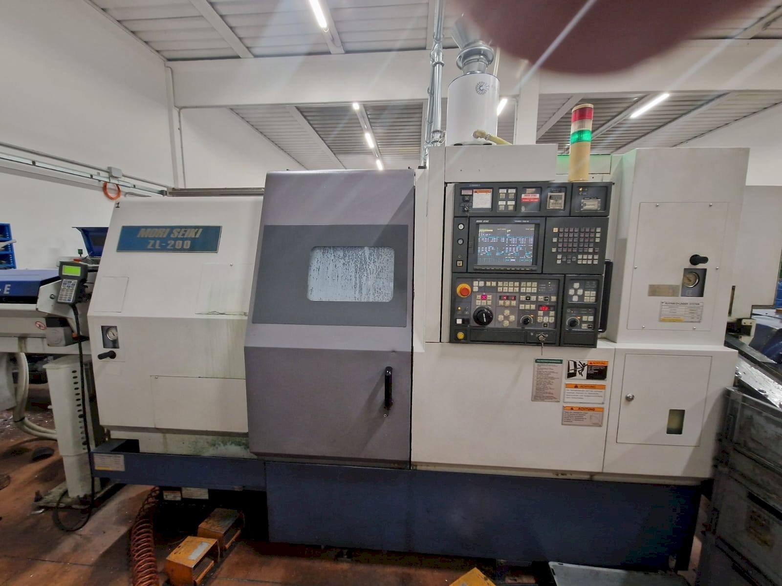 Widok z przodu maszyny MORI SEIKI ZL-200SMC