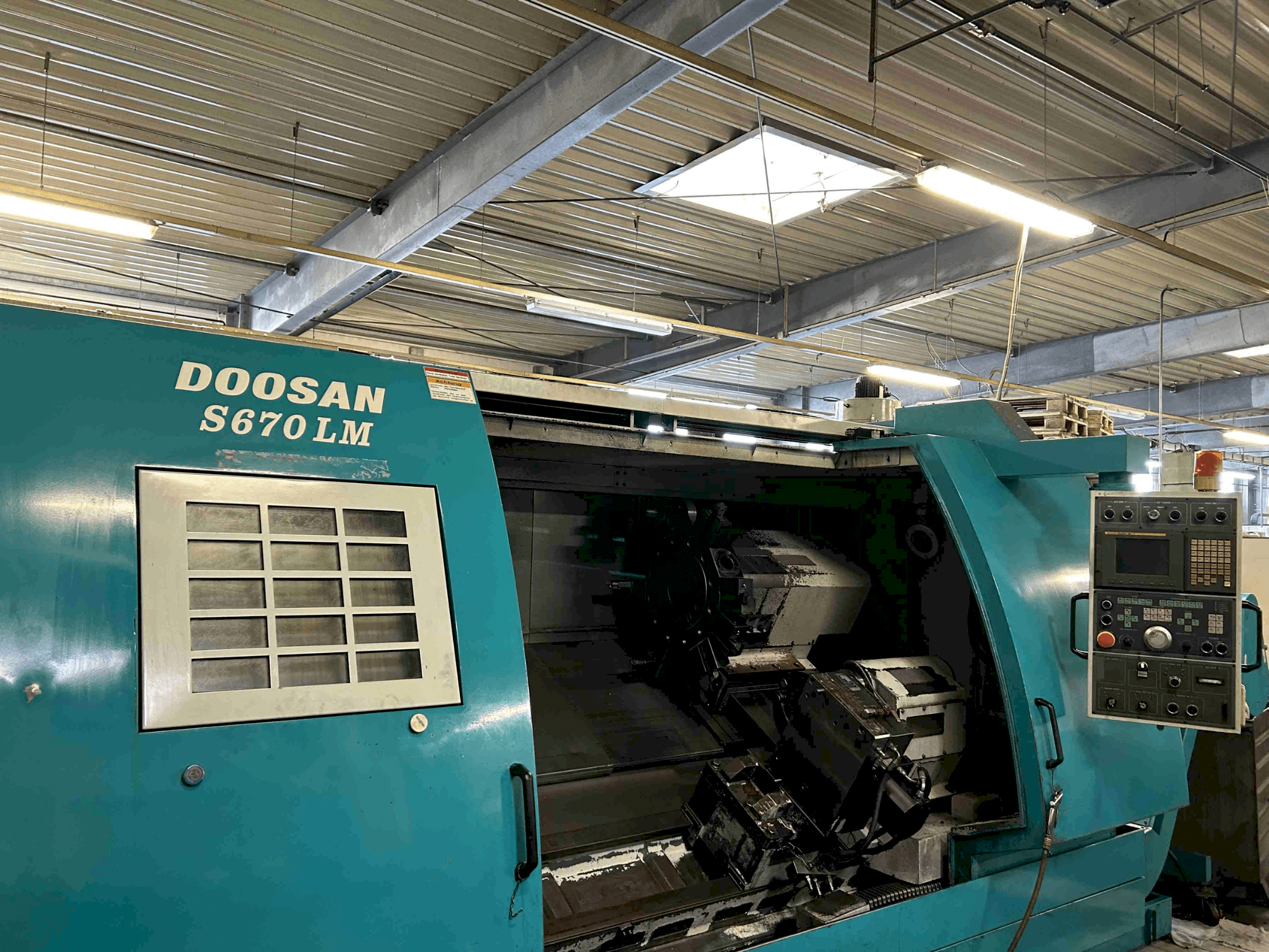 Widok z przodu maszyny DOOSAN S670 LM