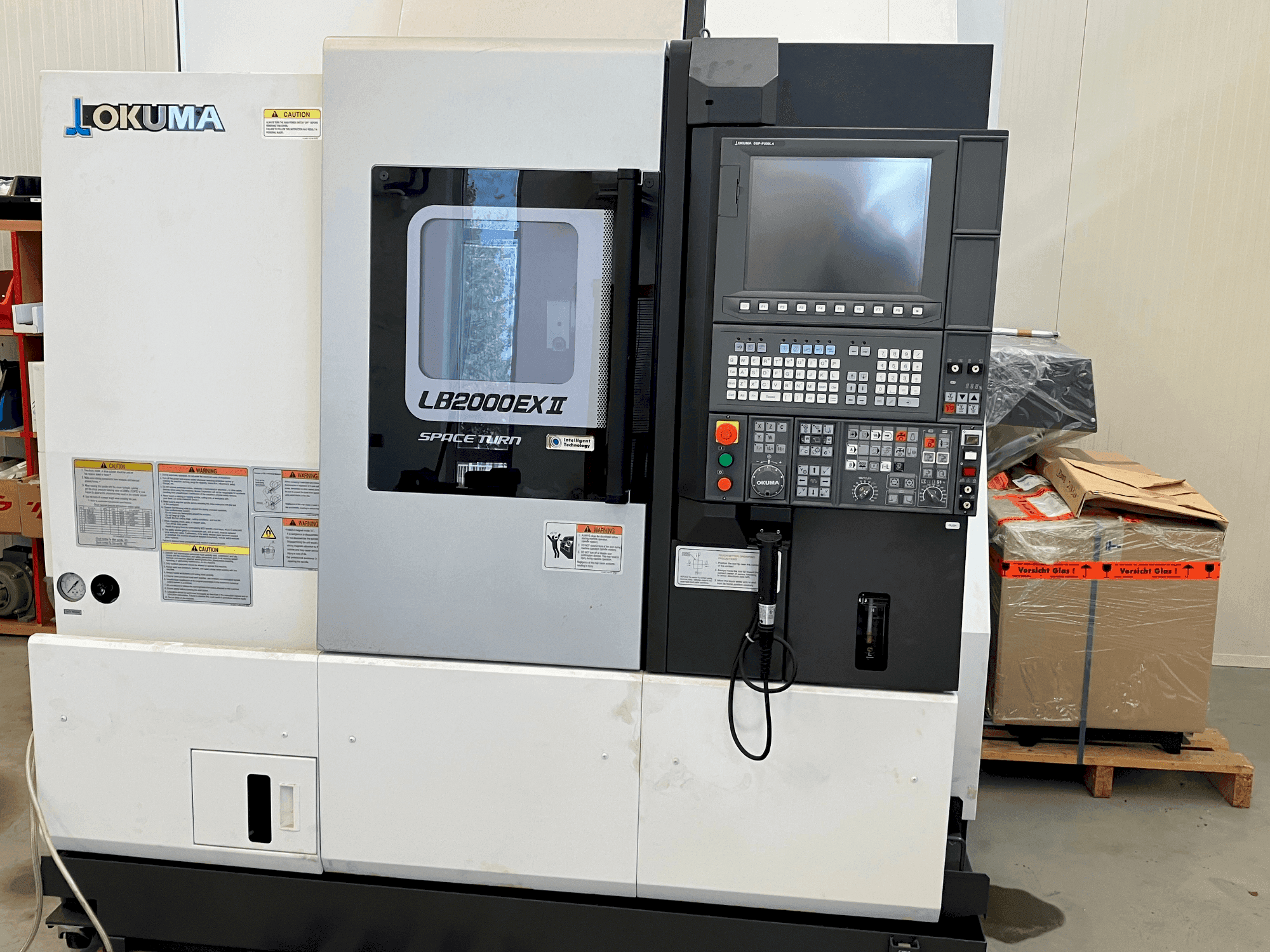 Widok z przodu maszyny Okuma LB2000 EX II (2018)