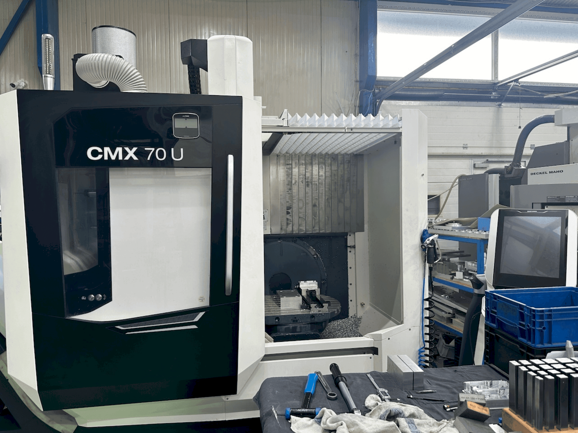 Widok z przodu maszyny DMG MORI CMX 70 U