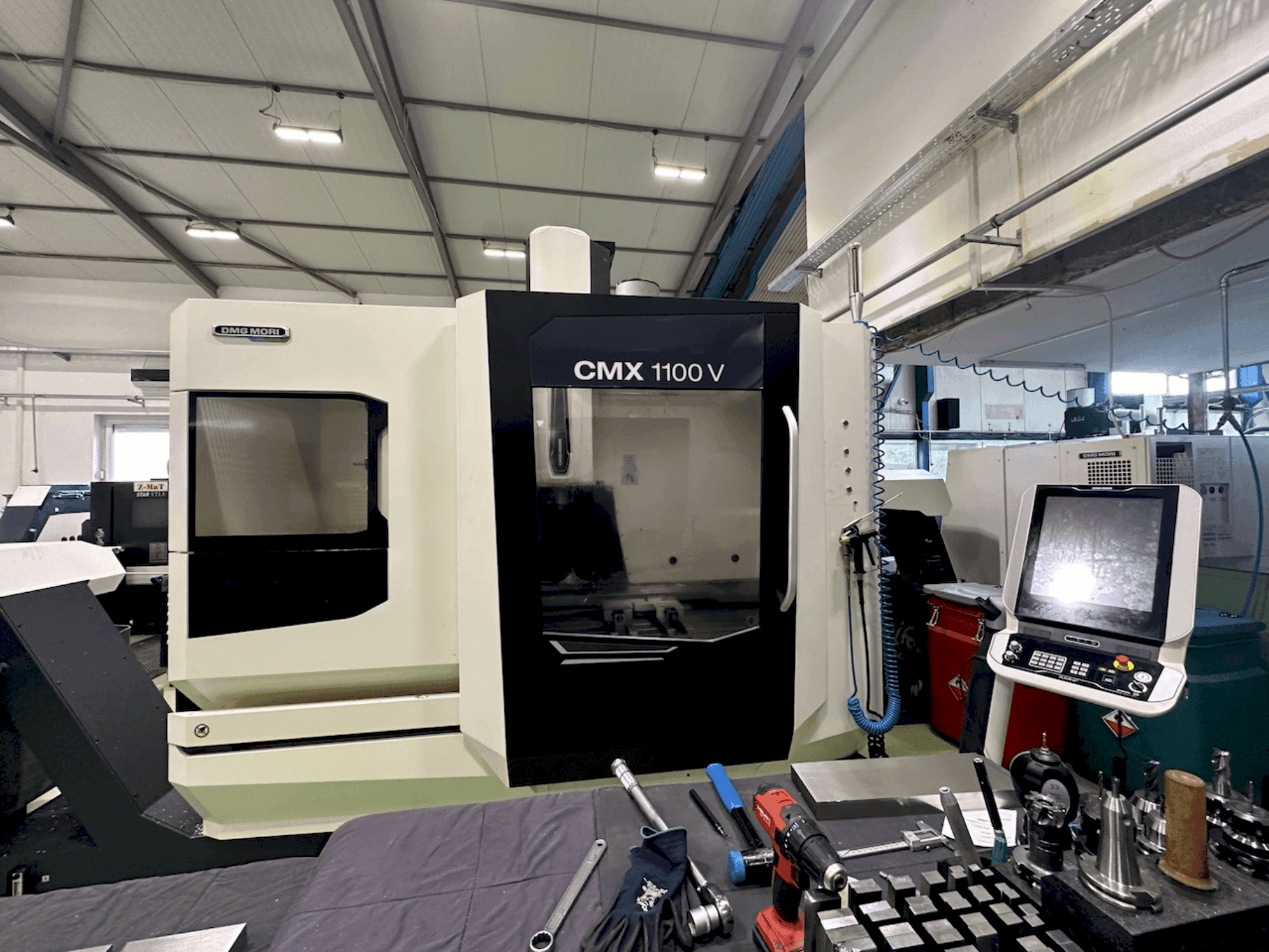 Widok z przodu maszyny DMG MORI CMX 1100 V