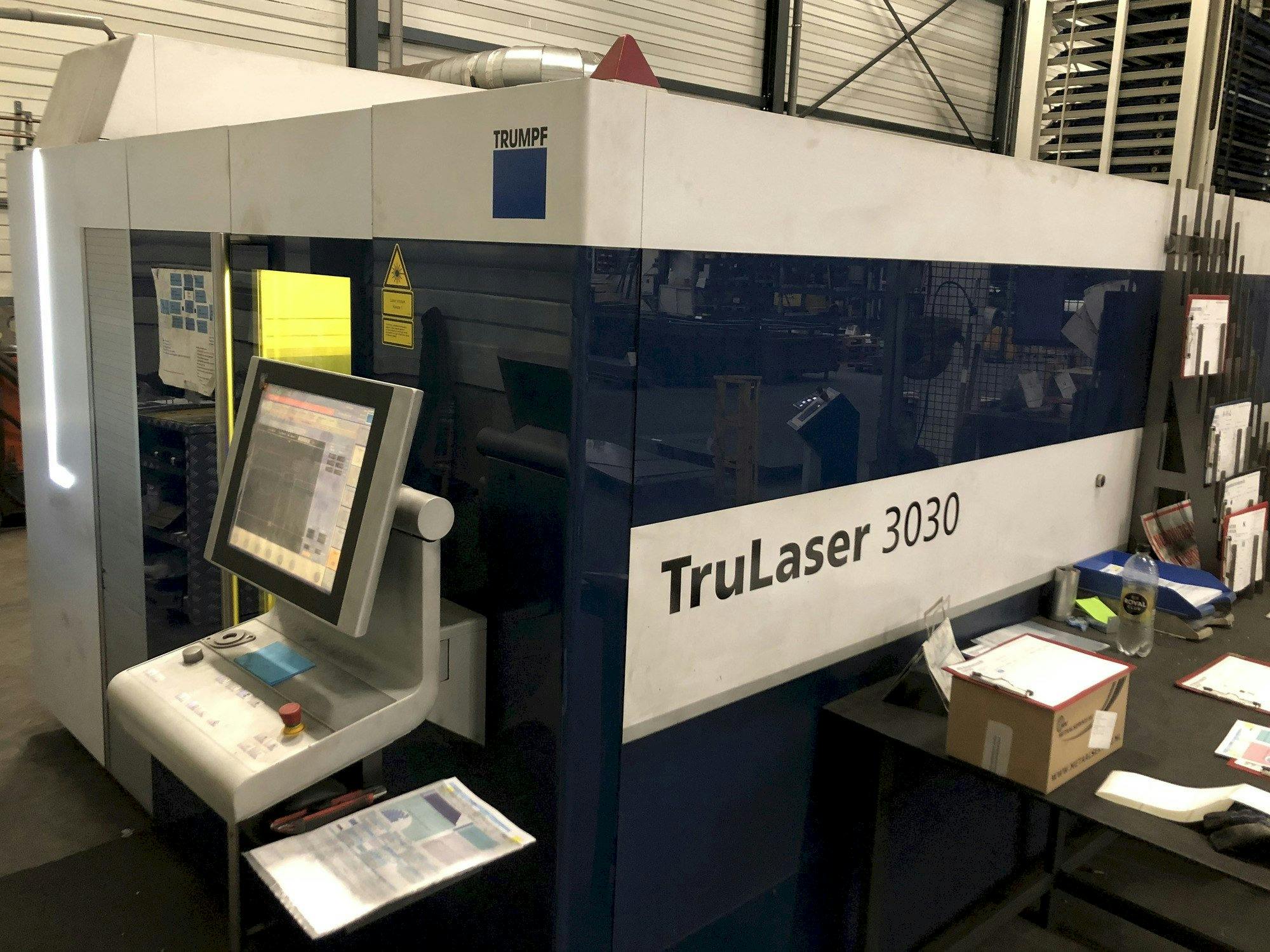 Widok z przodu maszyny Trumpf TruLaser 3030 fiber