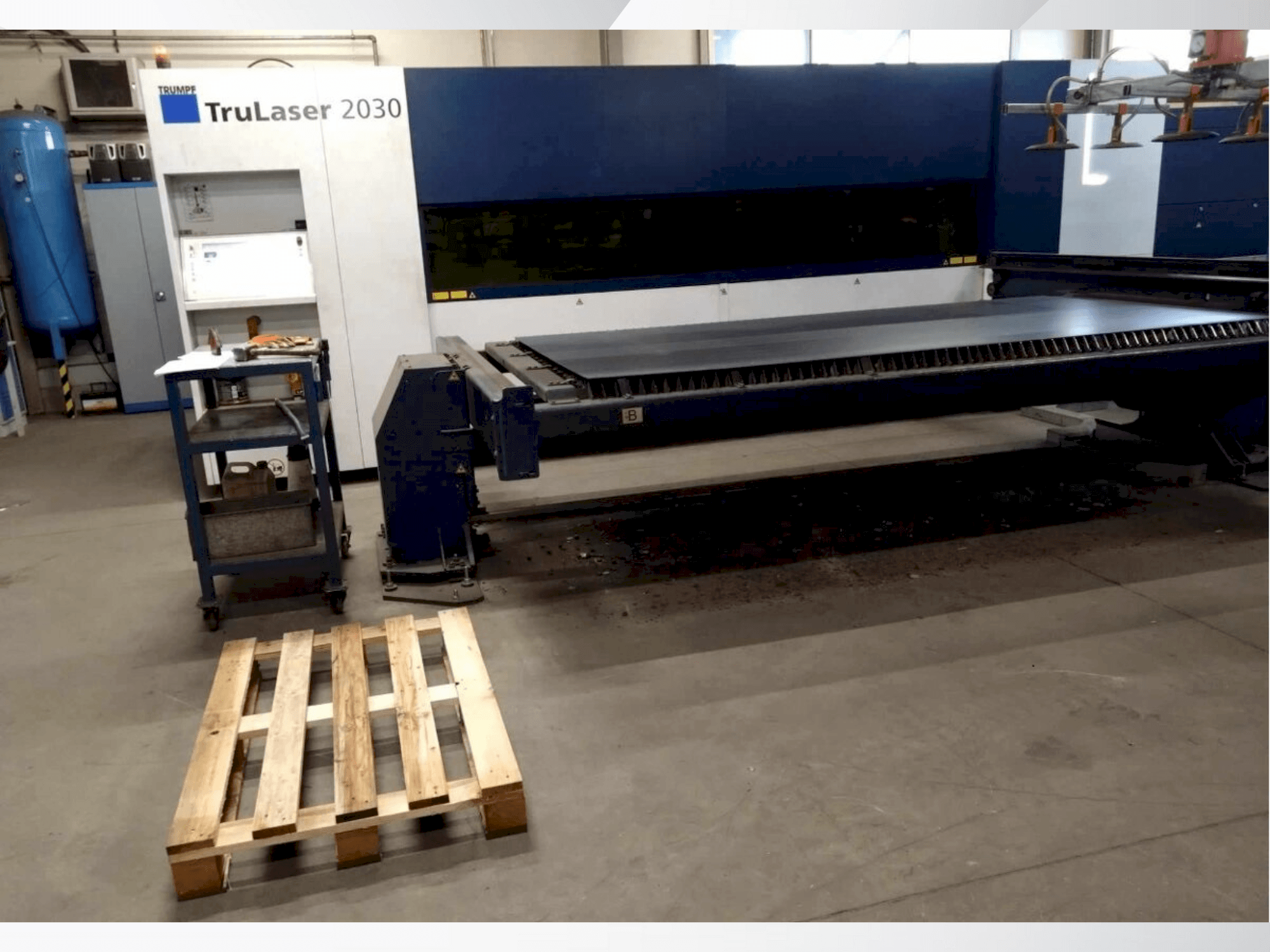 Widok z przodu maszyny TRUMPF TruLaser 2030 Fiber