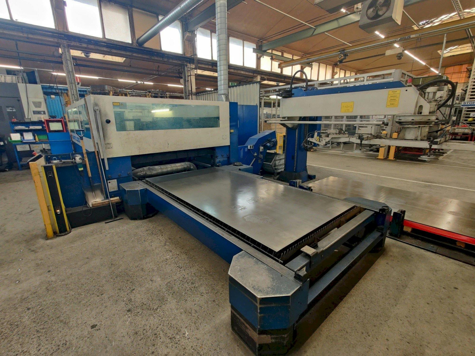 Widok z przodu maszyny Trumpf Trumatic L3050