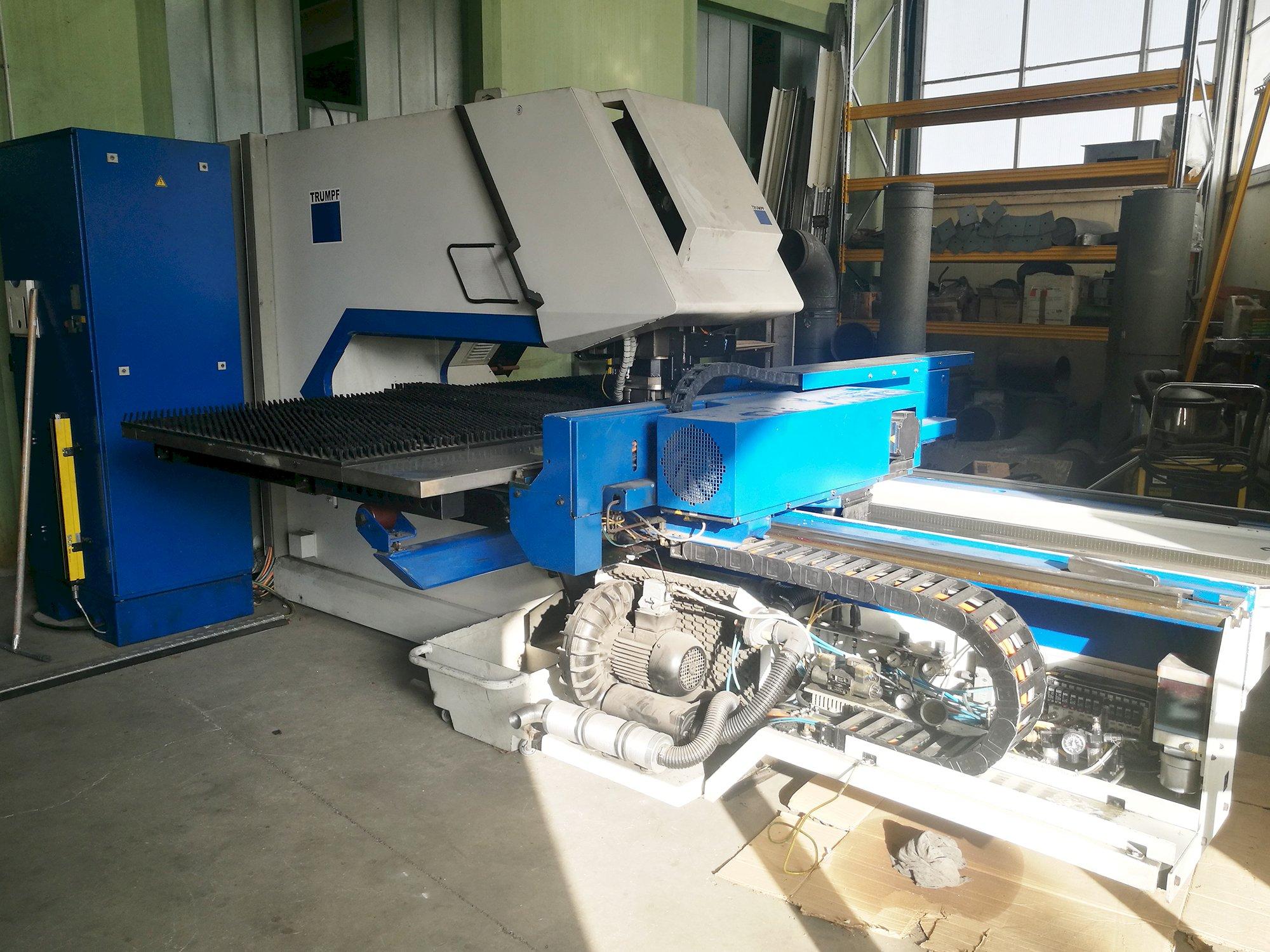 Widok z lewej maszyny Trumpf Trumatic 2000R