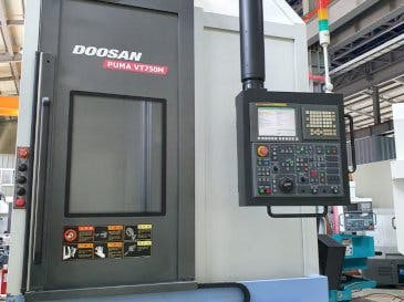 Widok z przodu maszyny Doosan Puma VT750M