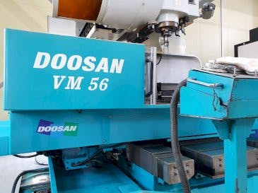 Widok z przodu maszyny Doosan VM56