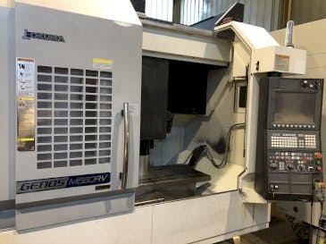 Widok z przodu maszyny Okuma Genos M560R-V