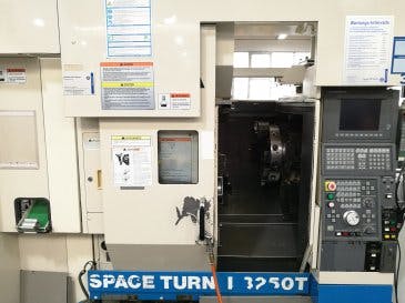 Widok z przodu maszyny Okuma SPACE TURN LB250T