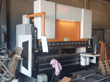 Widok z przodu maszyny VARTEK BasicForm 2600 / 135 CNC