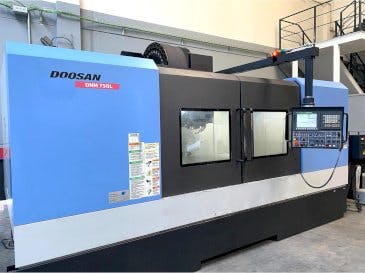 Widok z przodu maszyny Doosan DNM705L