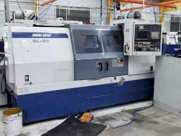 Widok z przodu maszyny MORI SEIKI SL-250 BMY