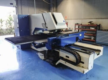 Widok z lewej maszyny Trumpf Trumatic 2000 R