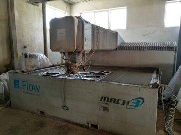 Widok z przodu maszyny Flow Mach3-3020b