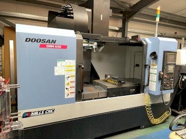 Widok z przodu maszyny Doosan DNM 650