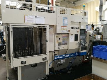 Widok z lewej maszyny Okuma SPACE TURN LB250T