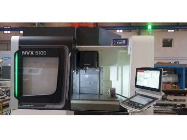 Widok z przodu maszyny DMG MORI NVX 5100/40