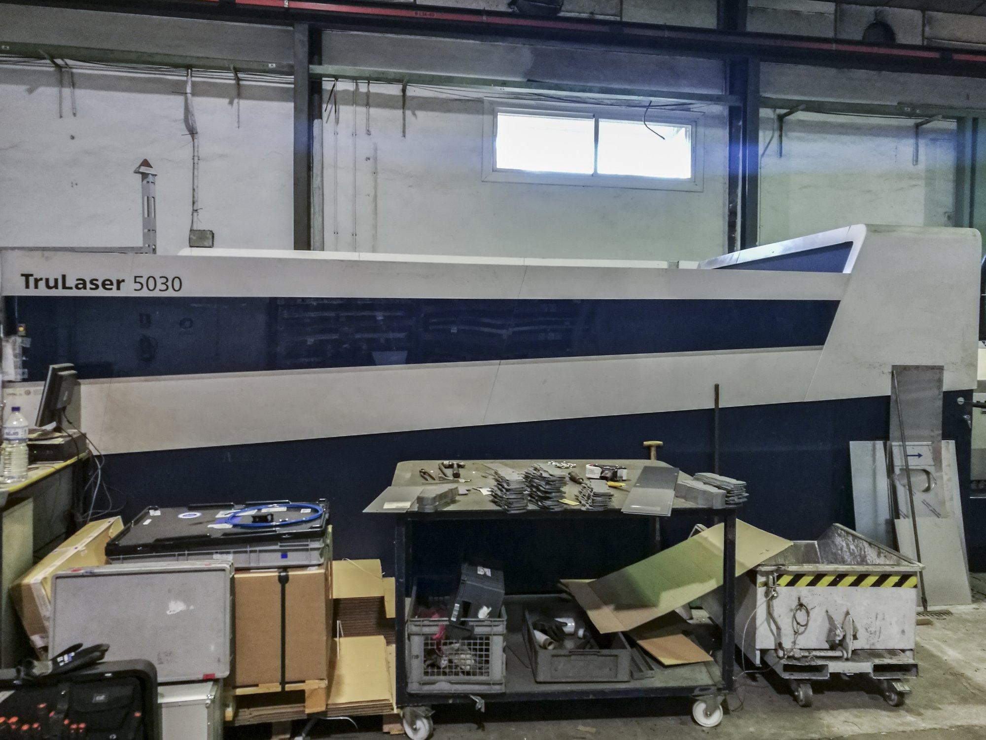 Widok prawej strony maszyny Trumpf TruLaser 5030 fiber