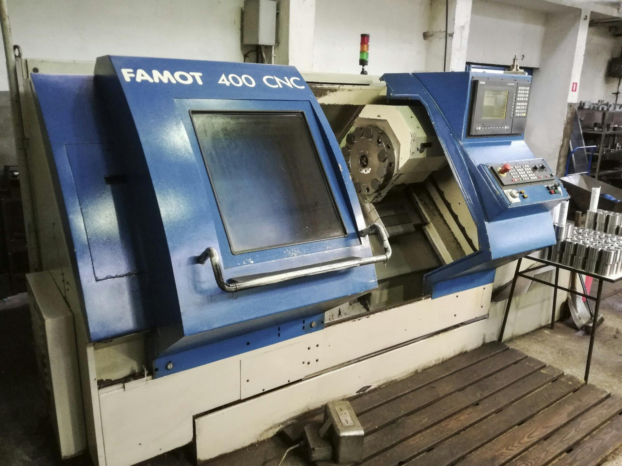 Widok z lewej maszyny FAMOT CNC 400