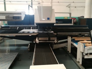 Widok z przodu maszyny Trumpf TruMatic 3000 fiber (K04)