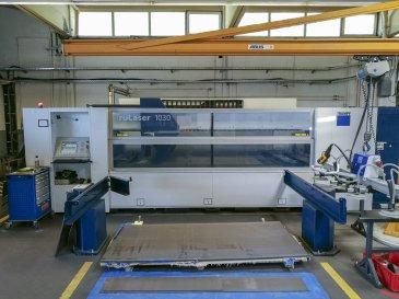 Widok z przodu maszyny Trumpf TruLaser 1030 (L22)