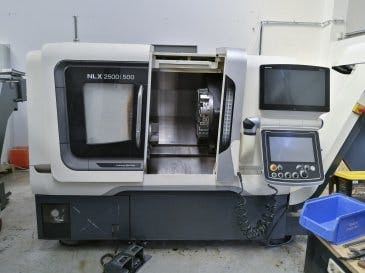 Widok z przodu maszyny DMG MORI NLX 2500/500