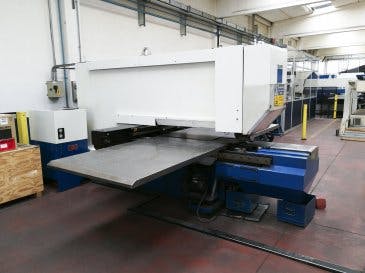 Widok z lewej maszyny Trumpf Trumatic 240