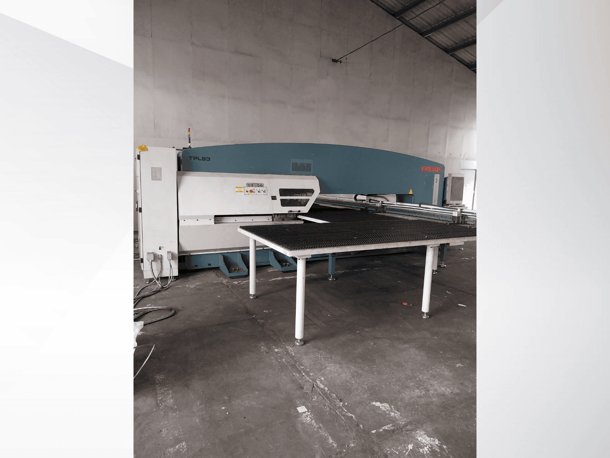 Widok z przodu maszyny Durma TPL93