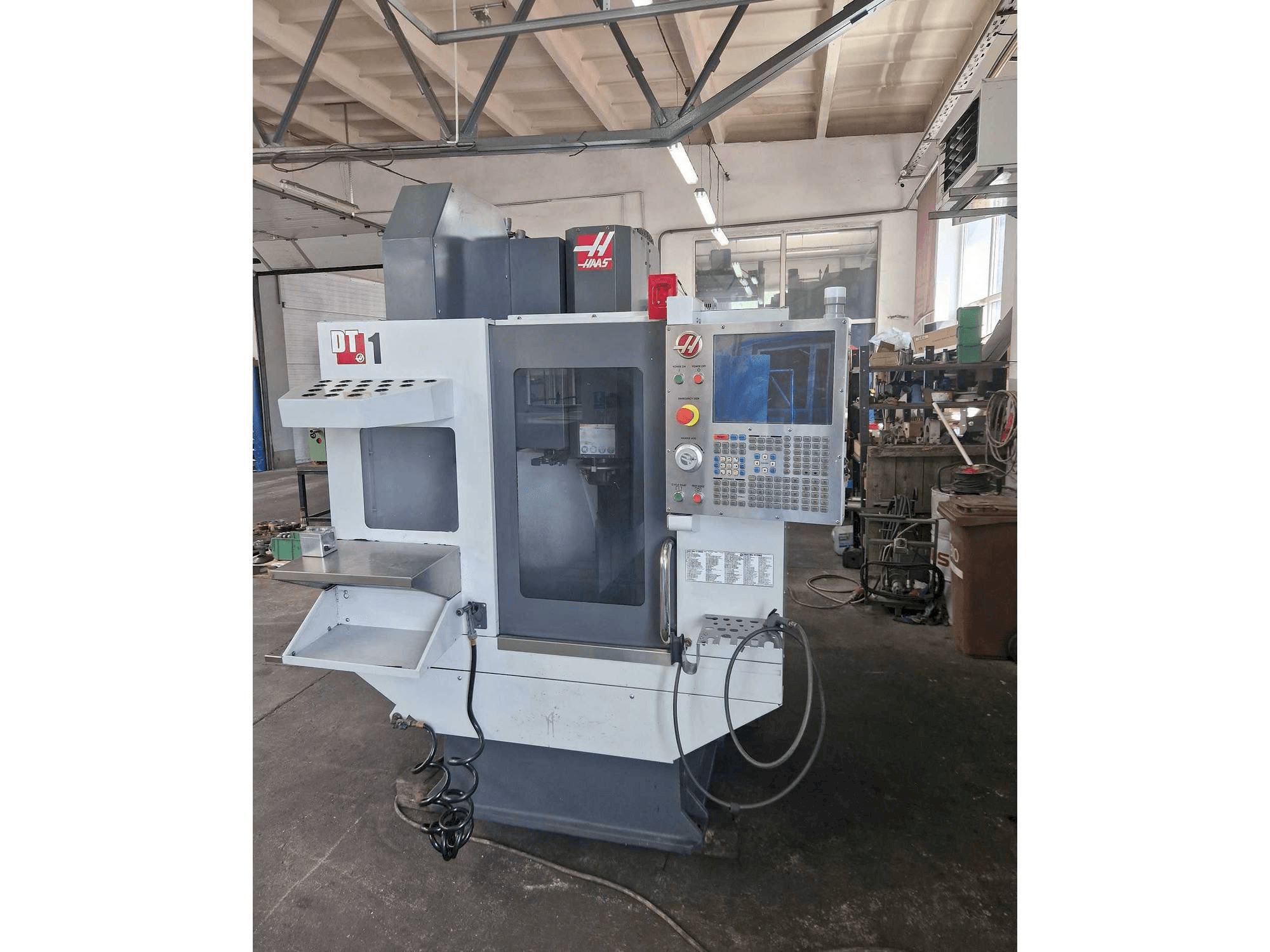 Widok z przodu maszyny HAAS DT-1